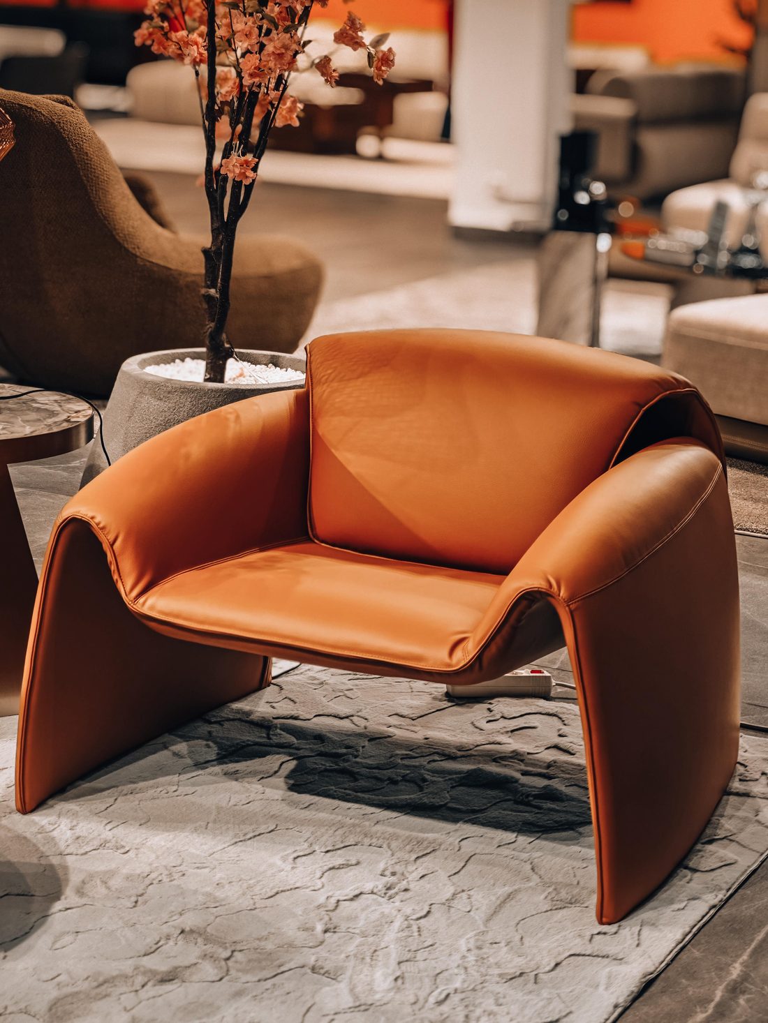 Fauteuil design en cuir cognac
